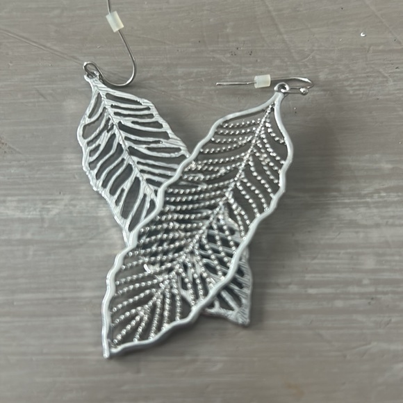 Feather Dangle Silver Toned earings - Picture 3 of 4